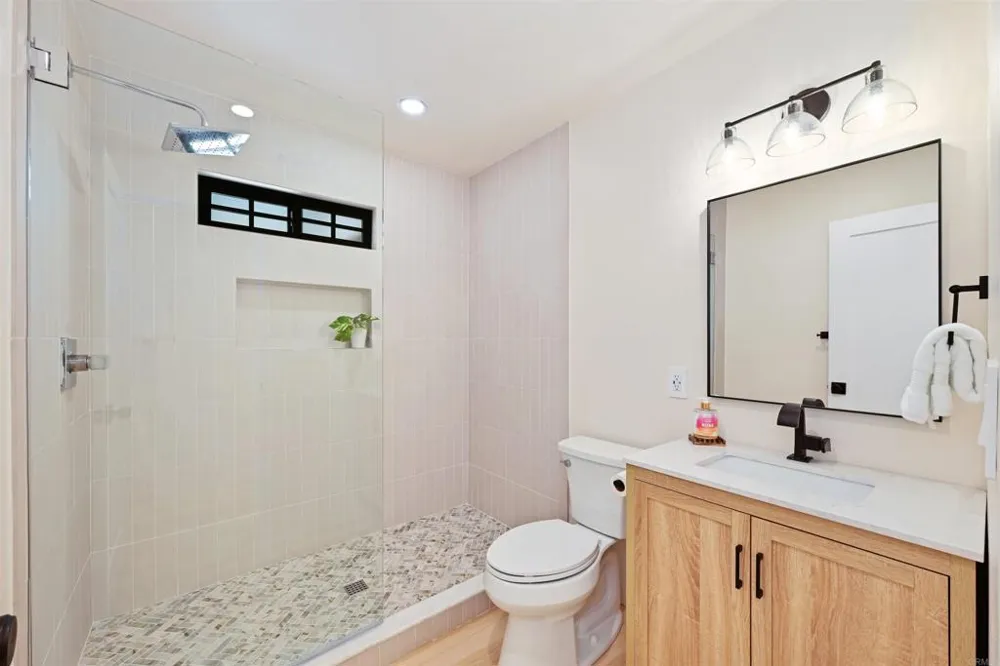1319 Knowles Avenue Carlsbad, CA 92008