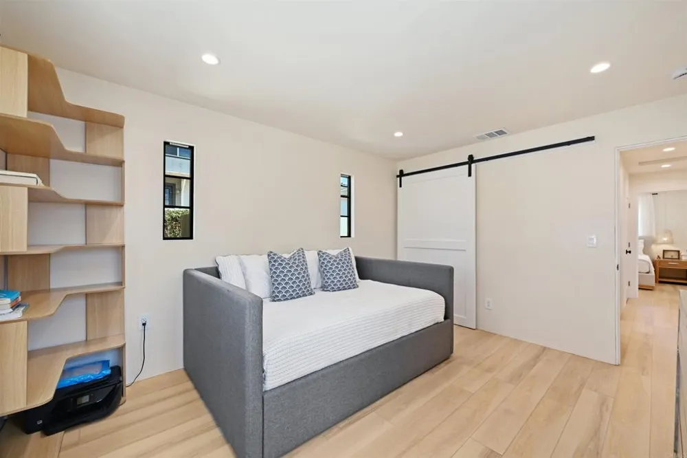 1319 Knowles Avenue Carlsbad, CA 92008