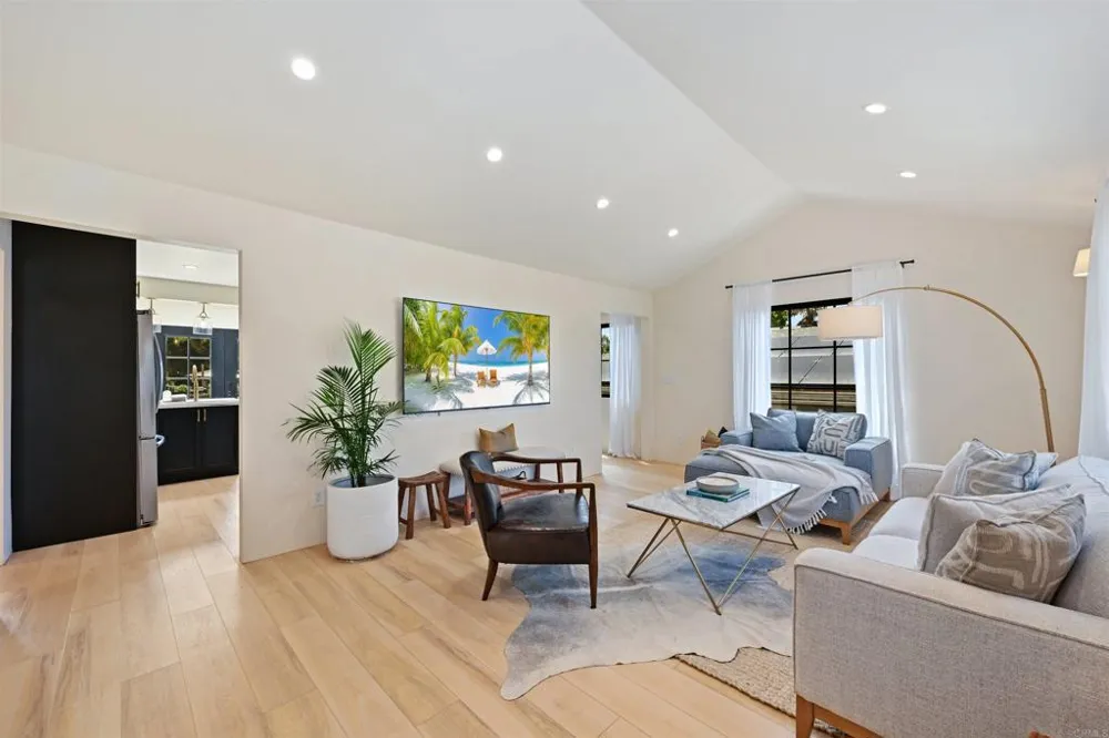 1319 Knowles Avenue Carlsbad, CA 92008