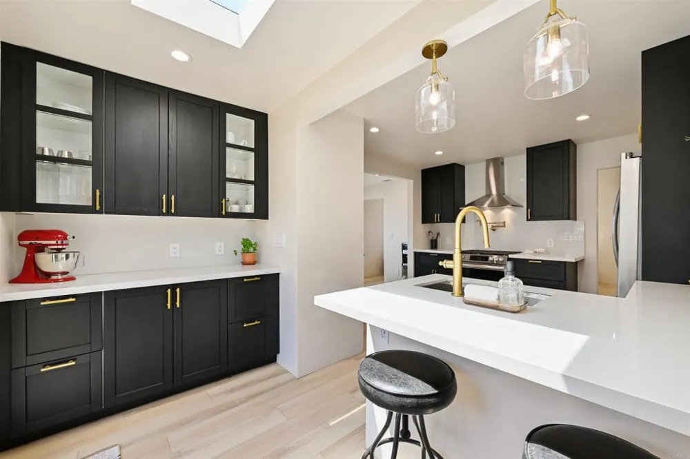 1319 Knowles Avenue Carlsbad, CA 92008