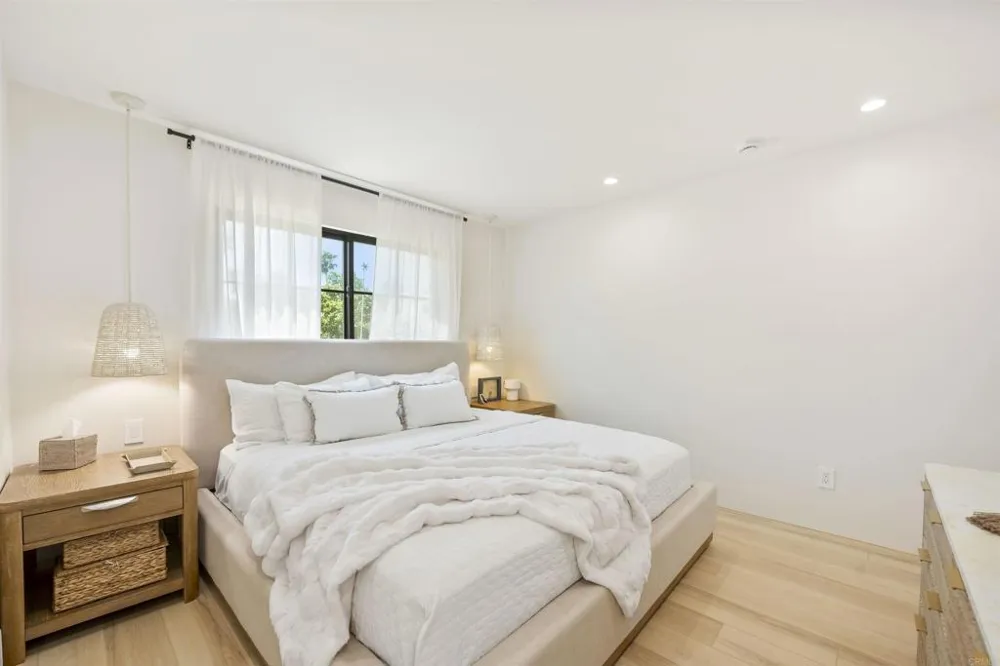 1319 Knowles Avenue Carlsbad, CA 92008