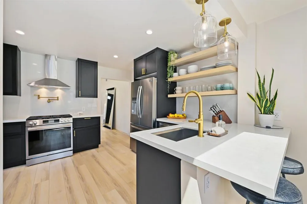 1319 Knowles Avenue Carlsbad, CA 92008