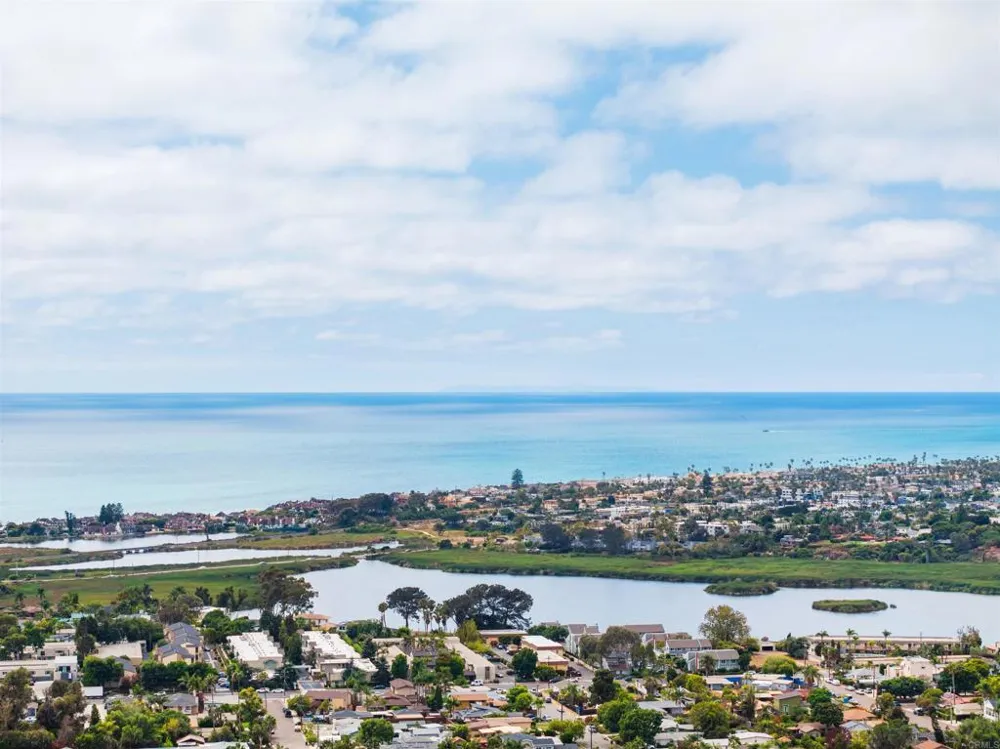1319 Knowles Avenue Carlsbad, CA 92008
