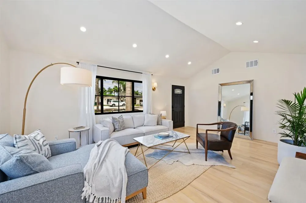 1319 Knowles Avenue Carlsbad, CA 92008