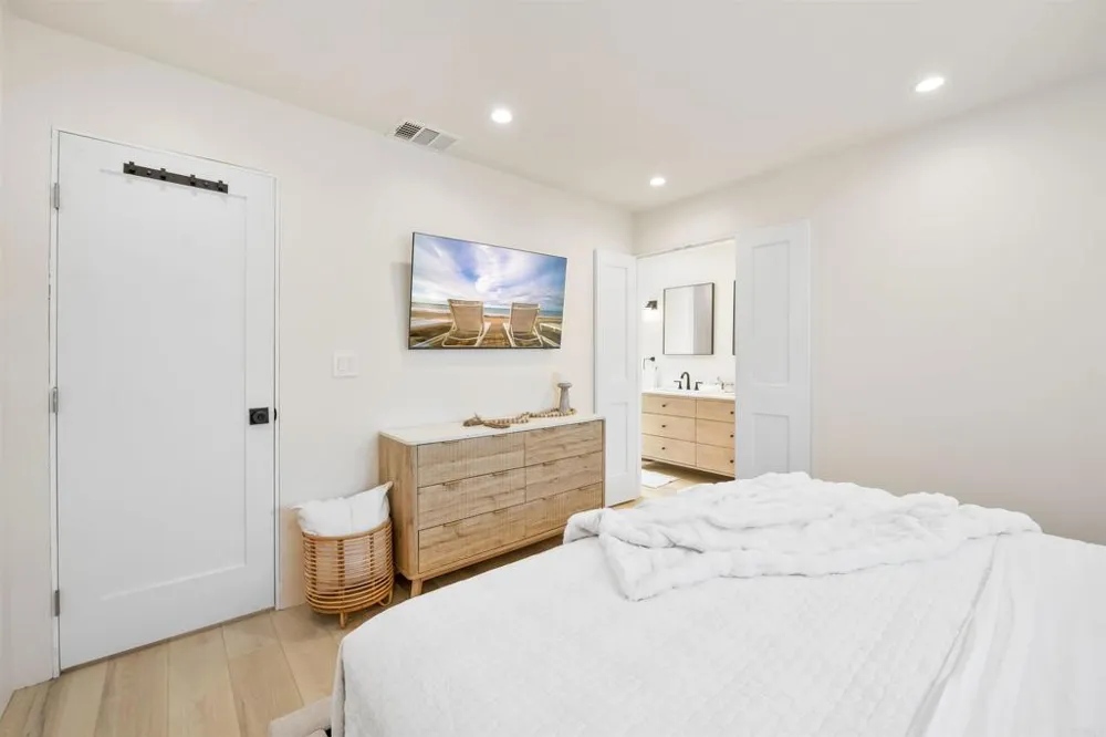1319 Knowles Avenue Carlsbad, CA 92008