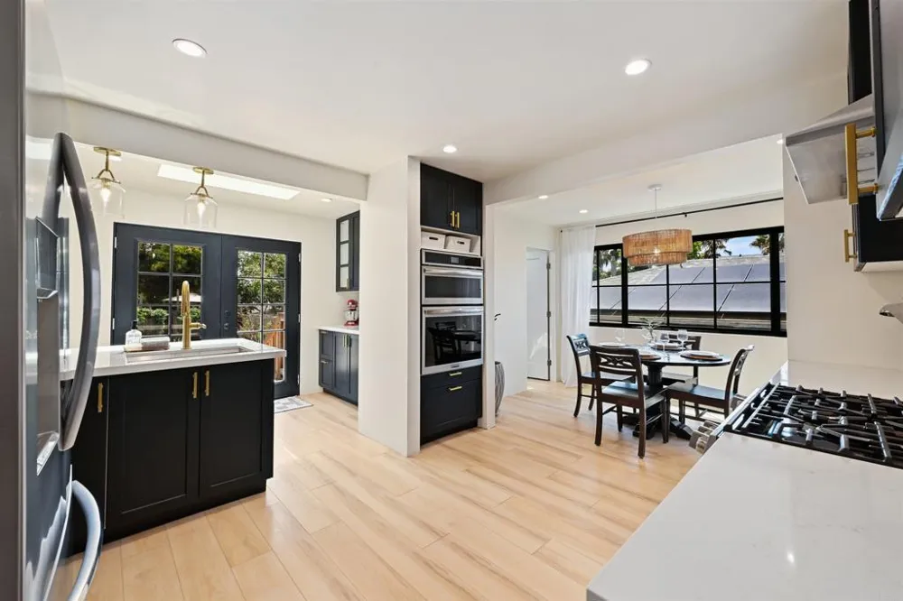 1319 Knowles Avenue Carlsbad, CA 92008