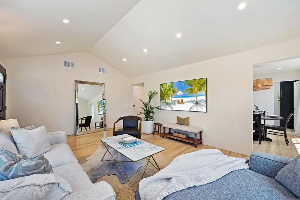 1319 Knowles Avenue Carlsbad, CA 92008