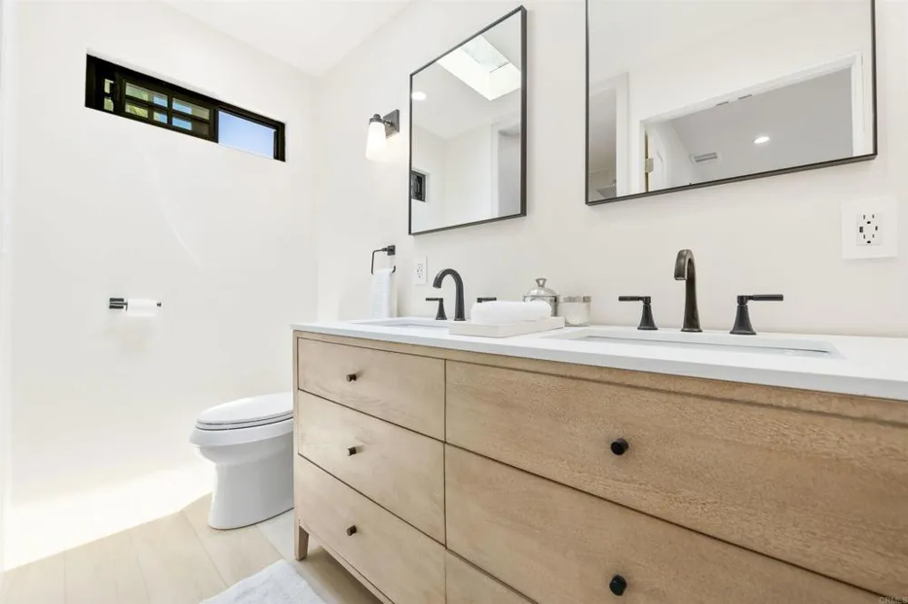 1319 Knowles Avenue Carlsbad, CA 92008
