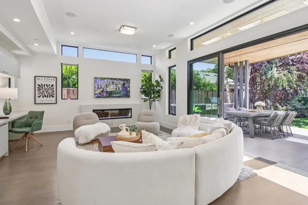 2280 Saint Francis Drive Palo Alto, CA 94303
