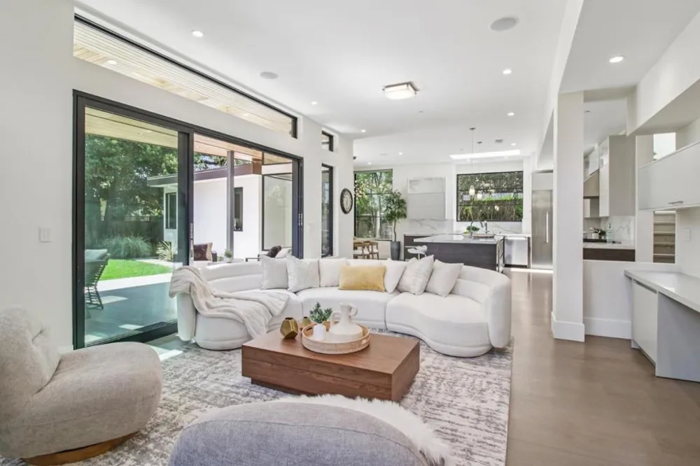 2280 Saint Francis Drive Palo Alto, CA 94303