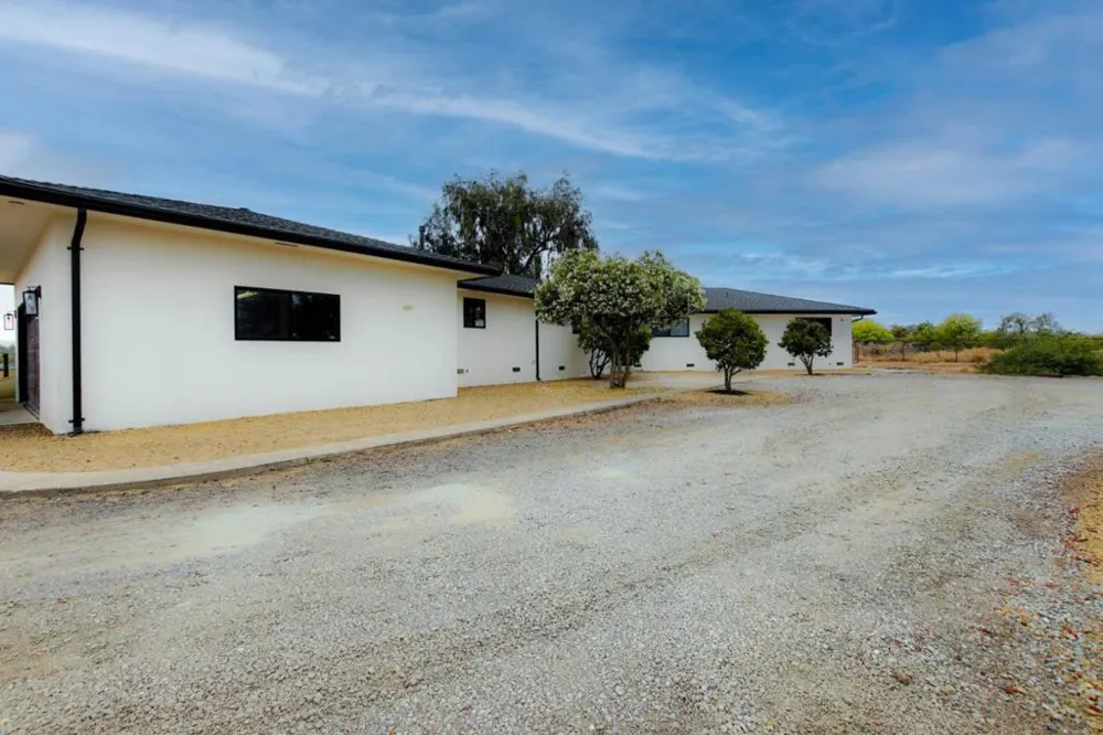 1667 Santa Ana Road Hollister, CA 95023