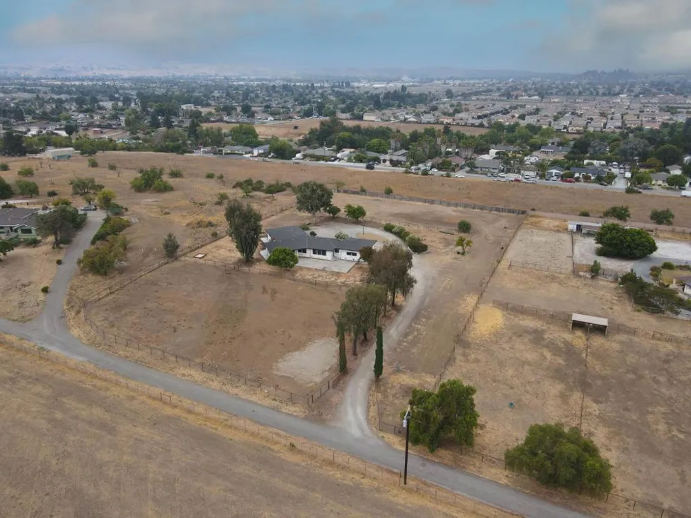 1667 Santa Ana Road Hollister, CA 95023