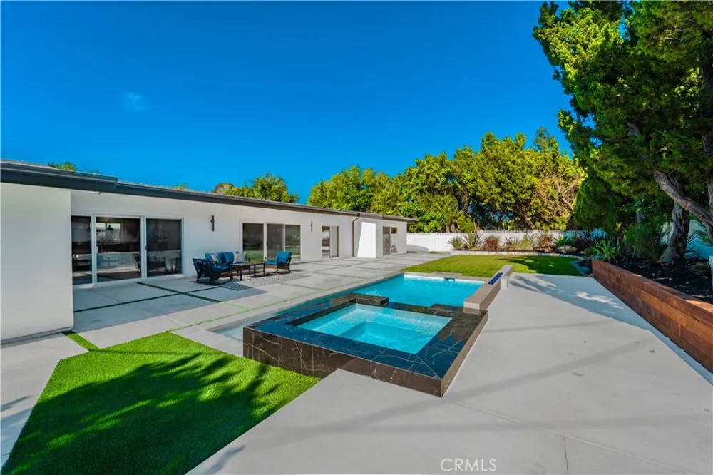 24320 Bessemer Woodland Hills, CA 91367