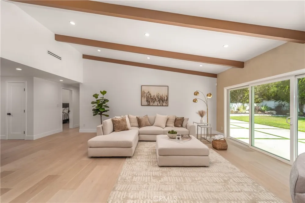 24320 Bessemer Woodland Hills, CA 91367