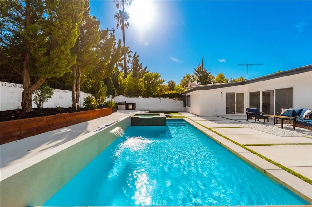24320 Bessemer Woodland Hills, CA 91367