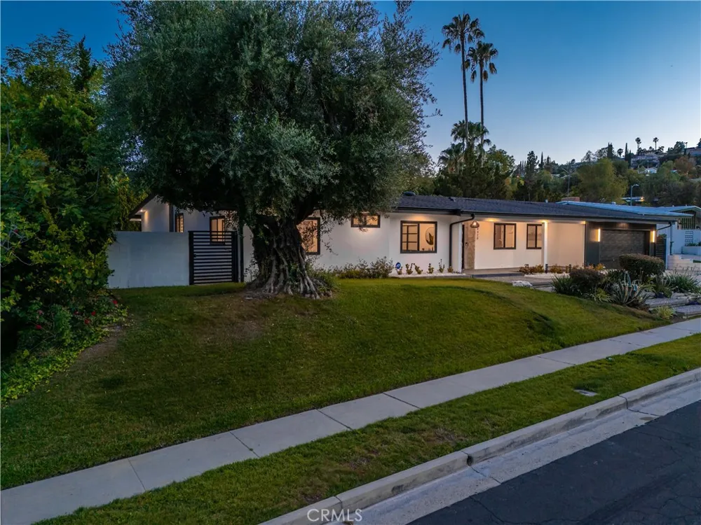 24320 Bessemer Woodland Hills, CA 91367