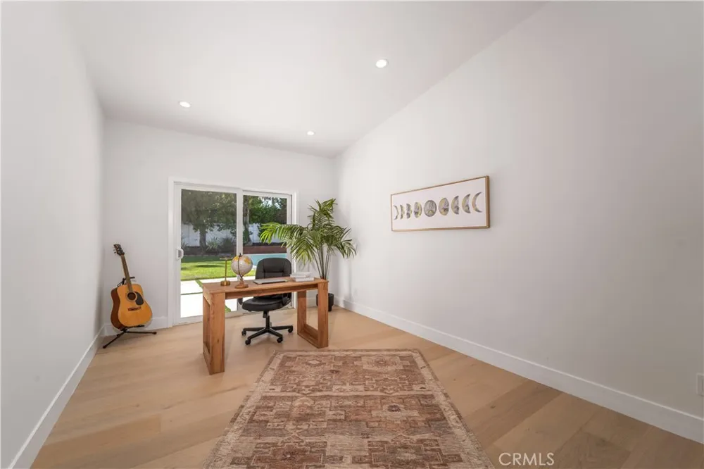 24320 Bessemer Woodland Hills, CA 91367