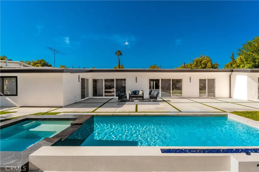 24320 Bessemer Woodland Hills, CA 91367