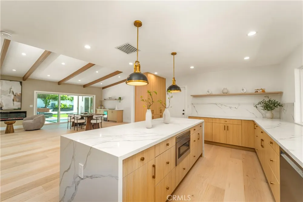 24320 Bessemer Woodland Hills, CA 91367