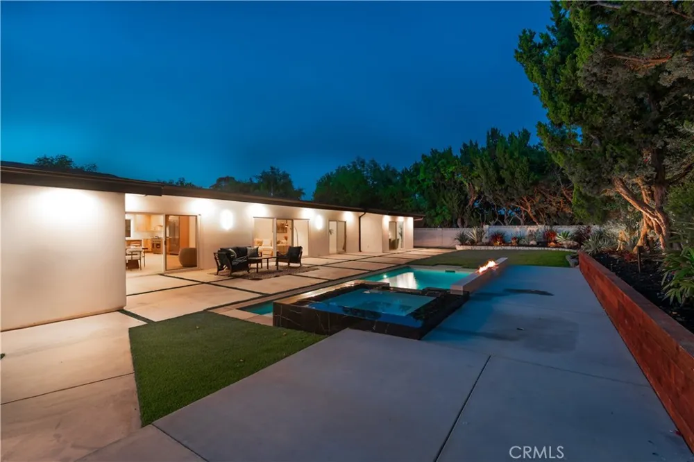 24320 Bessemer Woodland Hills, CA 91367