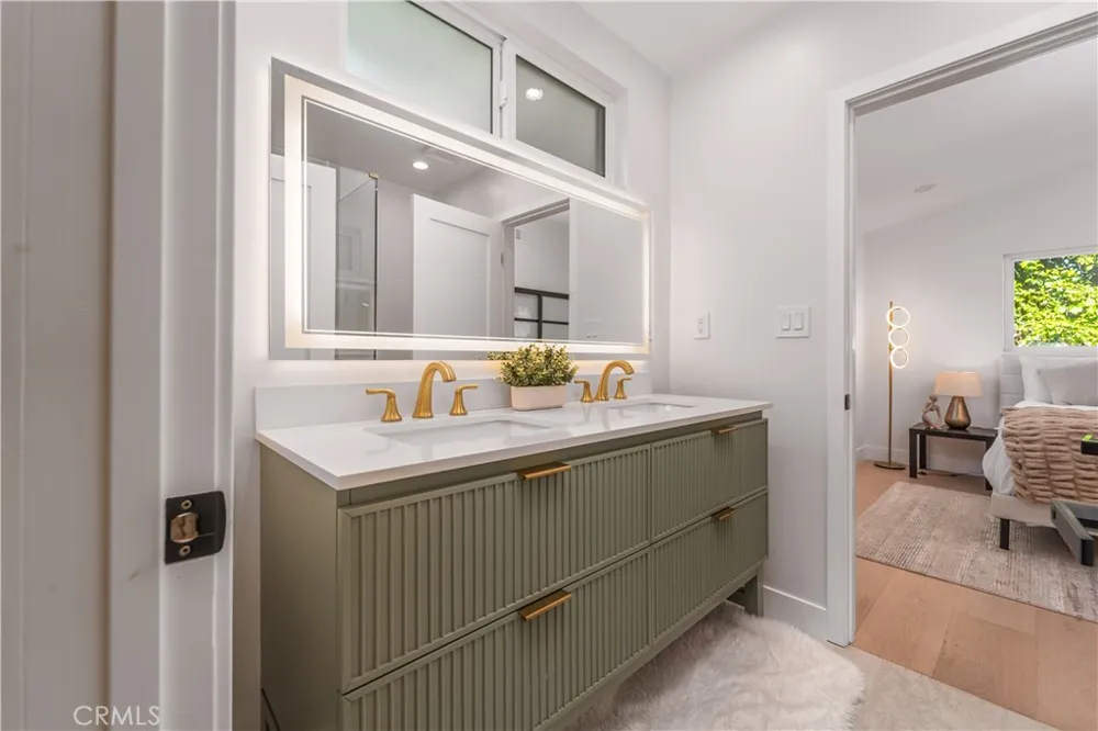 24320 Bessemer Woodland Hills, CA 91367