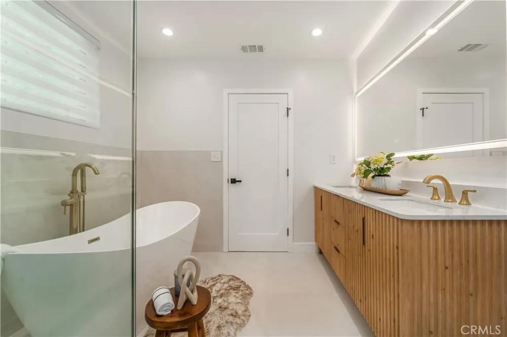 24320 Bessemer Woodland Hills, CA 91367
