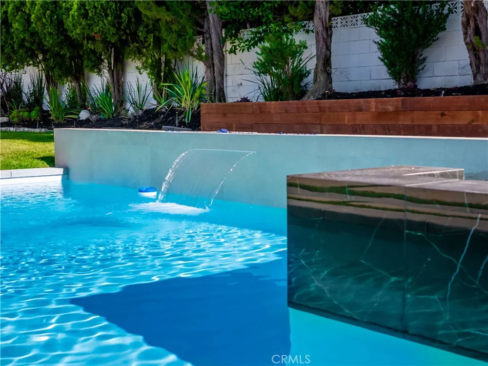 24320 Bessemer Woodland Hills, CA 91367
