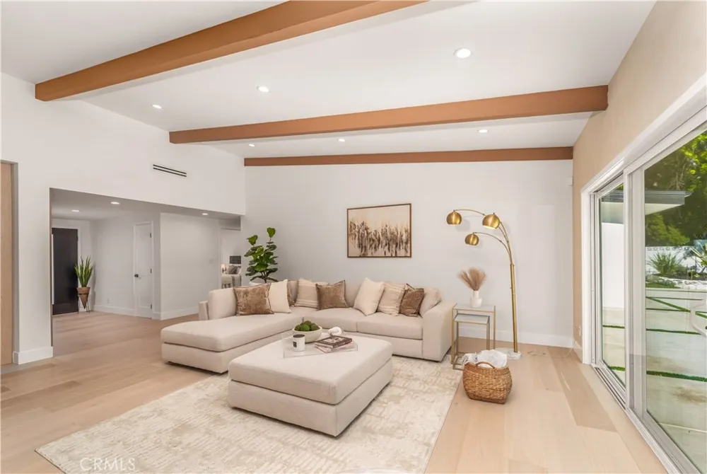 24320 Bessemer Woodland Hills, CA 91367