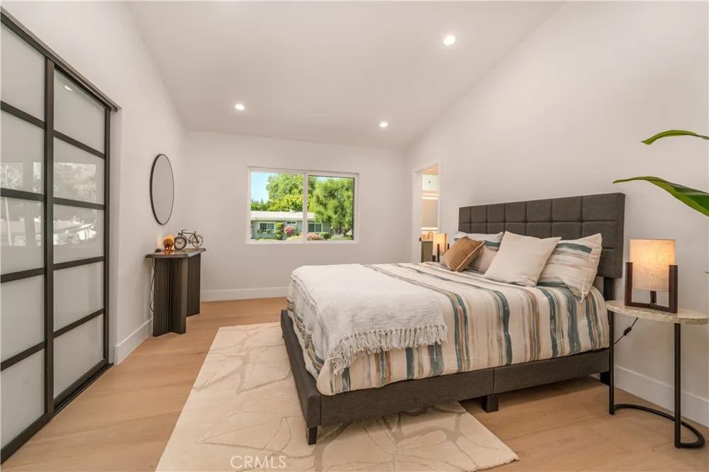 24320 Bessemer Woodland Hills, CA 91367