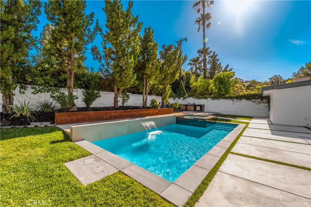 24320 Bessemer Woodland Hills, CA 91367