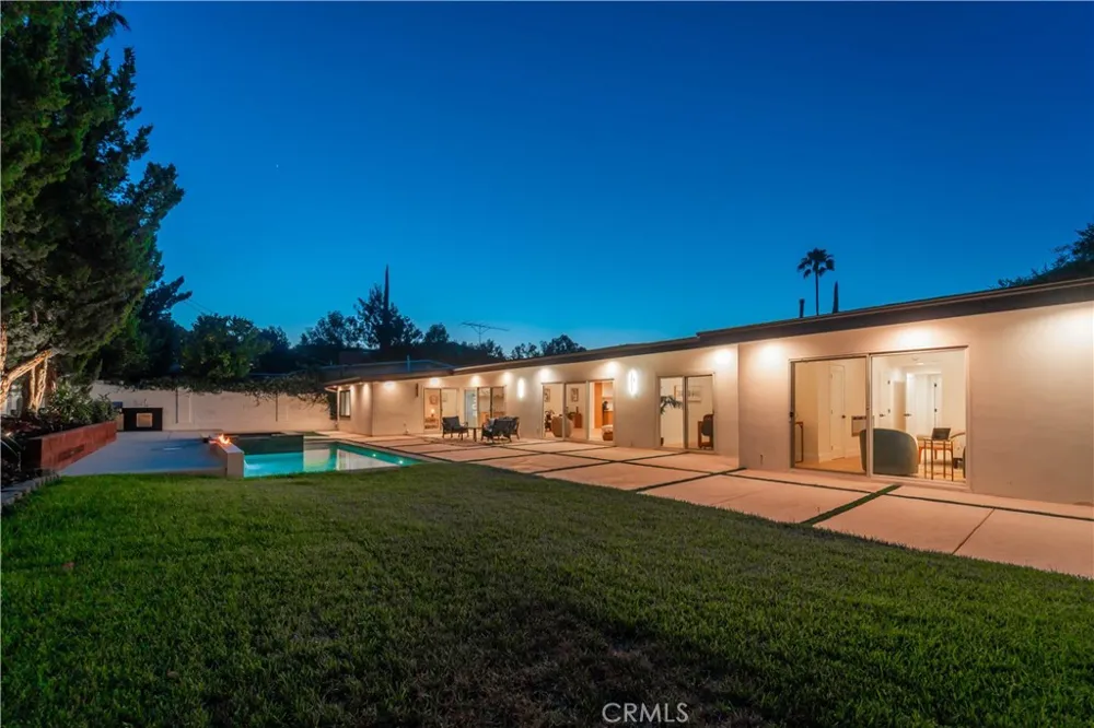 24320 Bessemer Woodland Hills, CA 91367