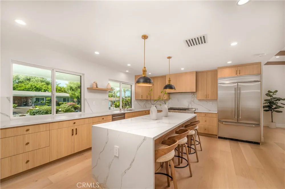 24320 Bessemer Woodland Hills, CA 91367