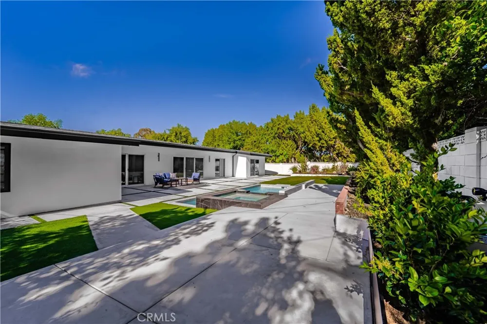 24320 Bessemer Woodland Hills, CA 91367