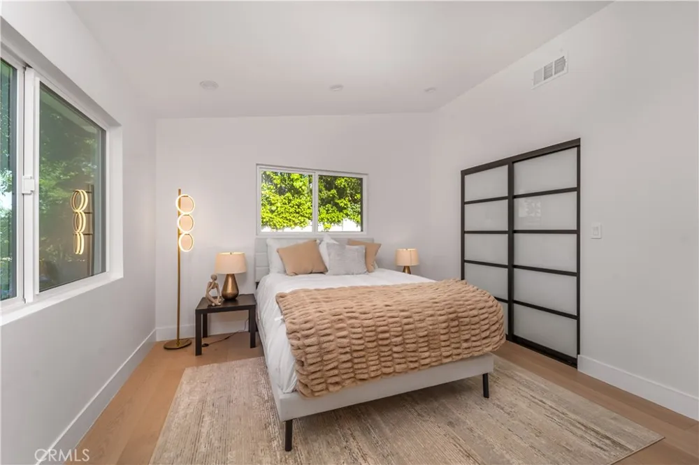 24320 Bessemer Woodland Hills, CA 91367