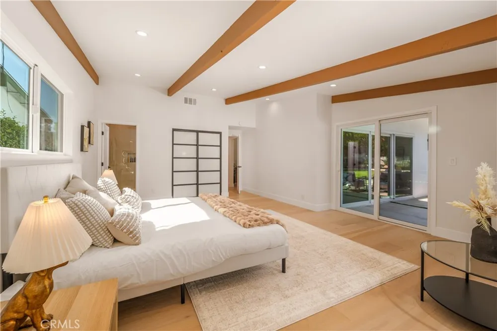 24320 Bessemer Woodland Hills, CA 91367