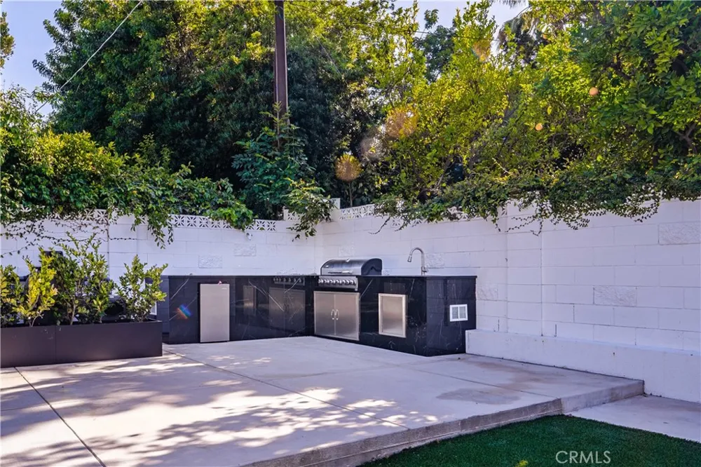 24320 Bessemer Woodland Hills, CA 91367