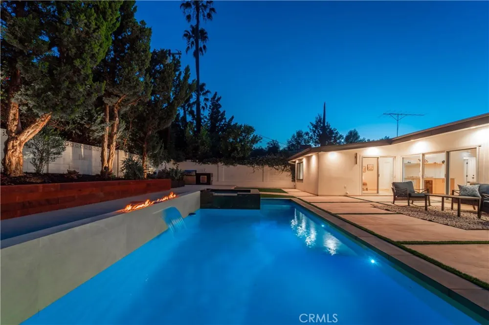 24320 Bessemer Woodland Hills, CA 91367