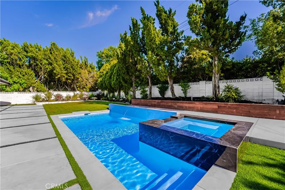 24320 Bessemer Woodland Hills, CA 91367