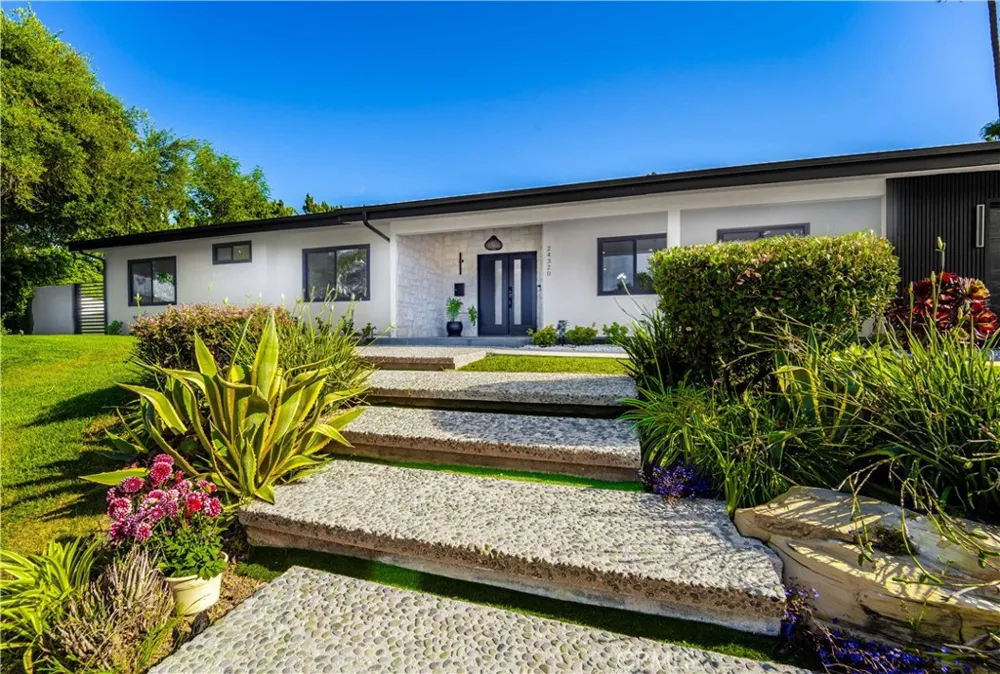 24320 Bessemer Woodland Hills, CA 91367