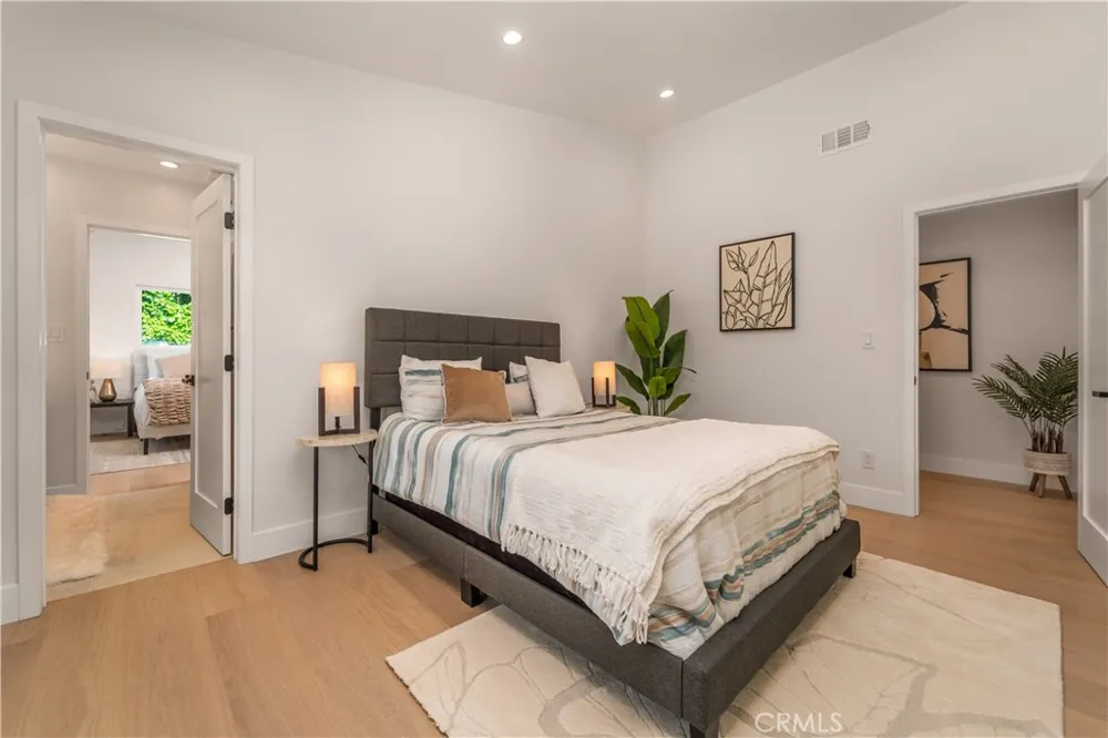 24320 Bessemer Woodland Hills, CA 91367