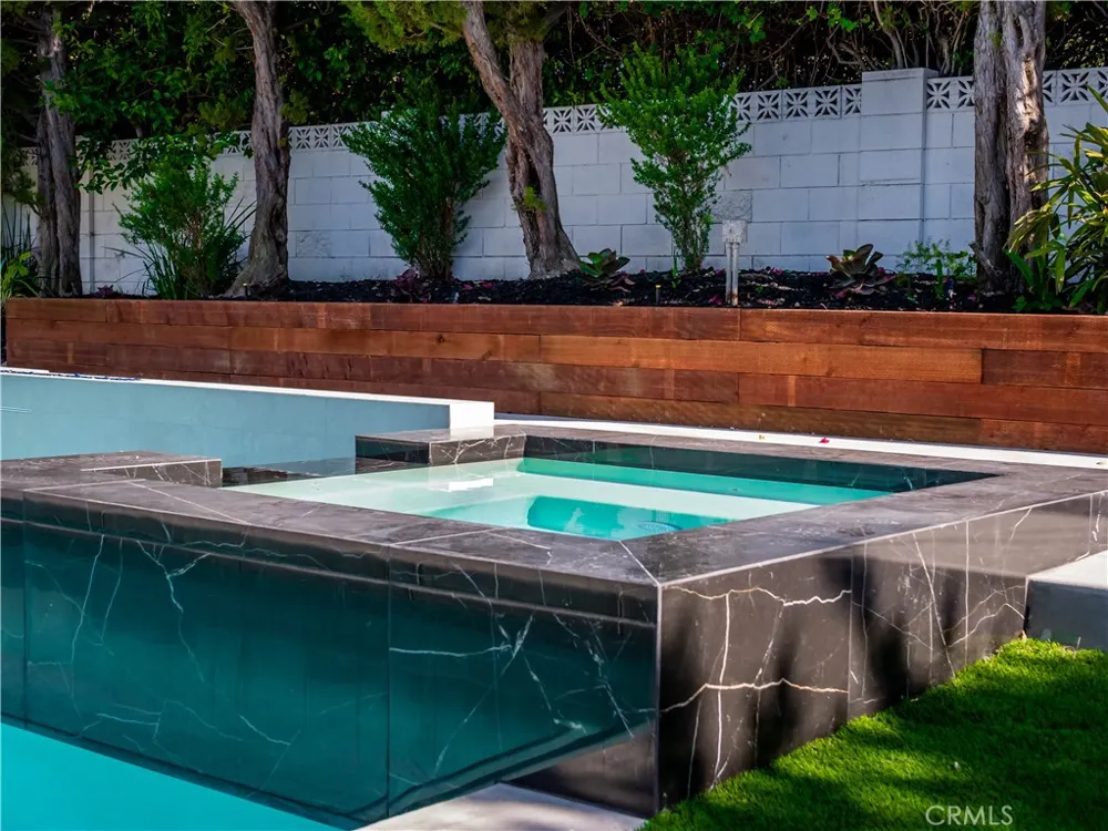 24320 Bessemer Woodland Hills, CA 91367