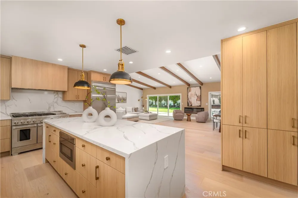 24320 Bessemer Woodland Hills, CA 91367