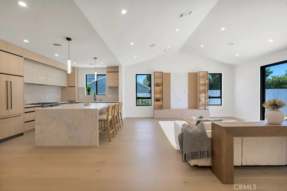 17534 Collins Encino, CA 91316