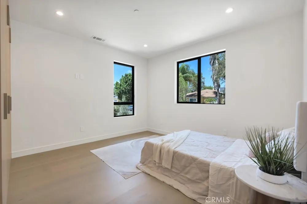 17534 Collins Encino, CA 91316