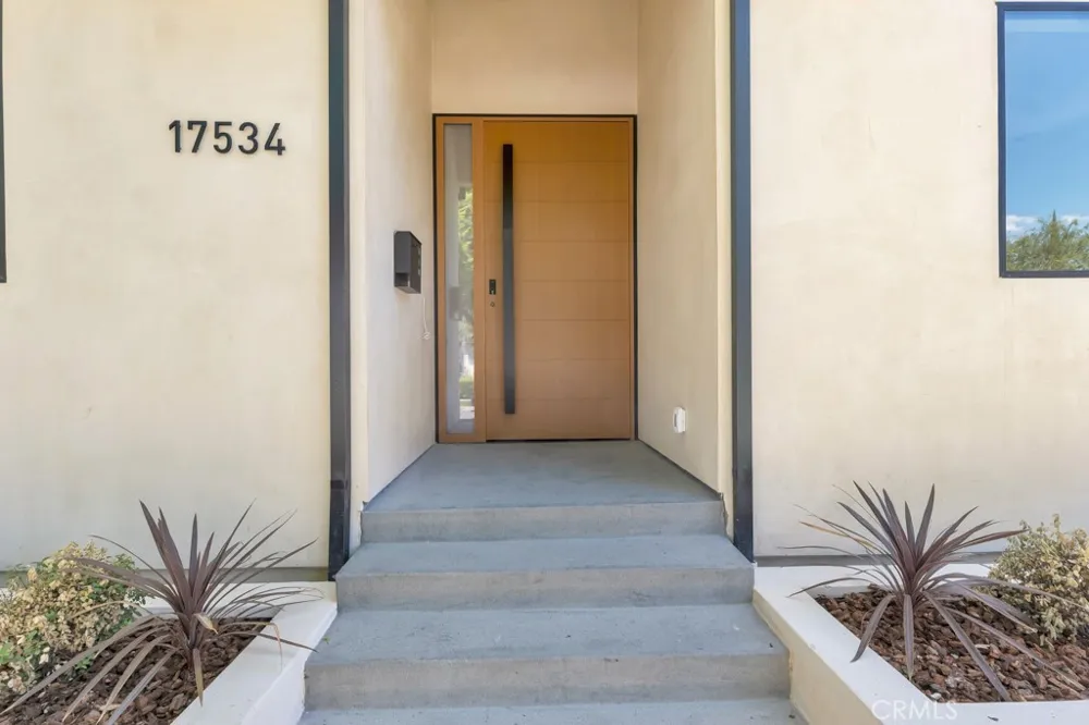 17534 Collins Encino, CA 91316
