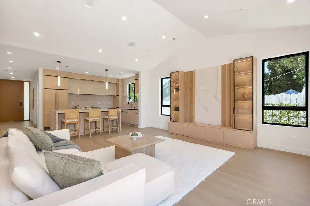 17534 Collins Encino, CA 91316