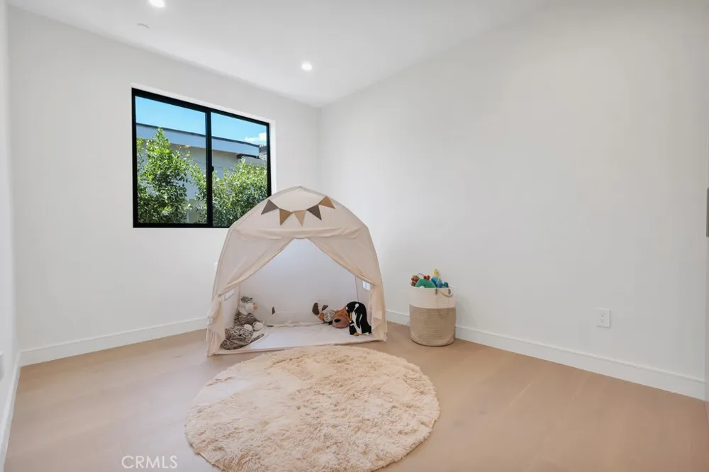17534 Collins Encino, CA 91316
