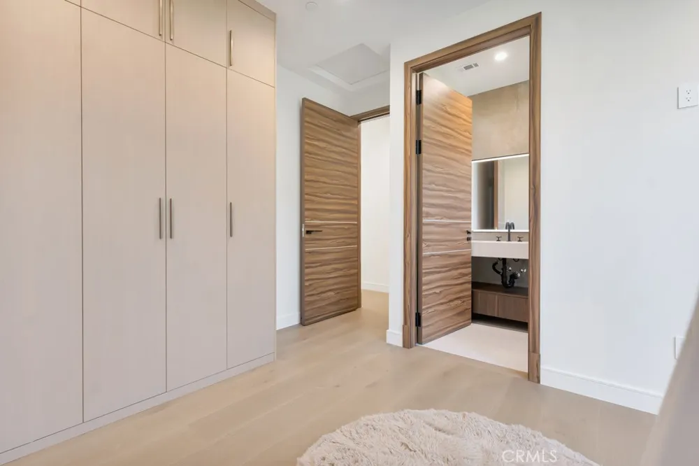17534 Collins Encino, CA 91316