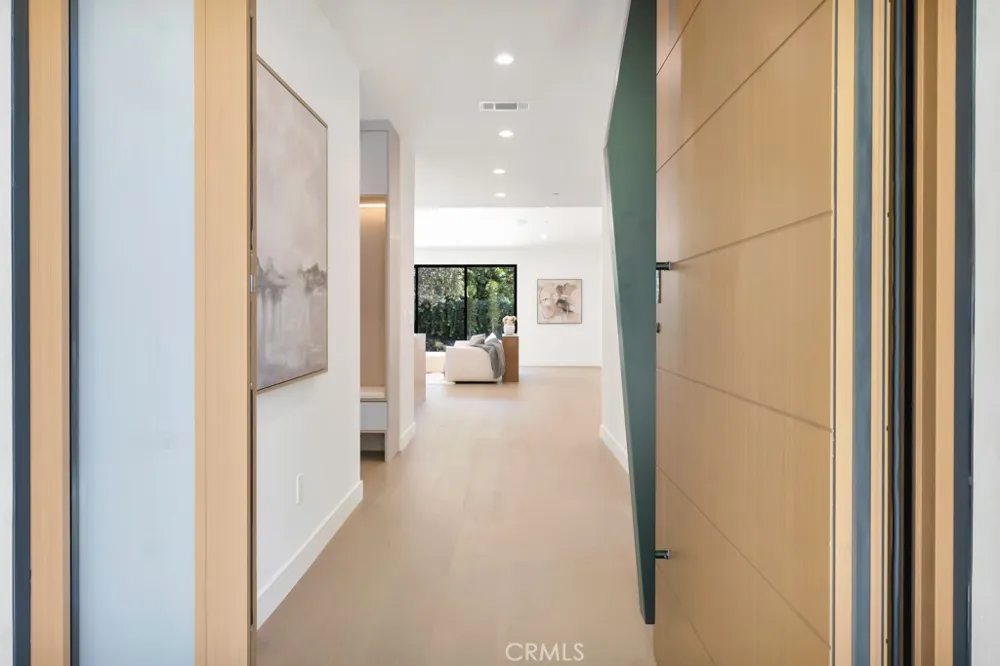 17534 Collins Encino, CA 91316