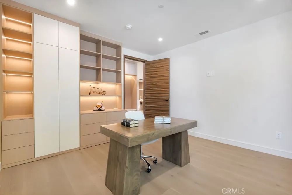 17534 Collins Encino, CA 91316